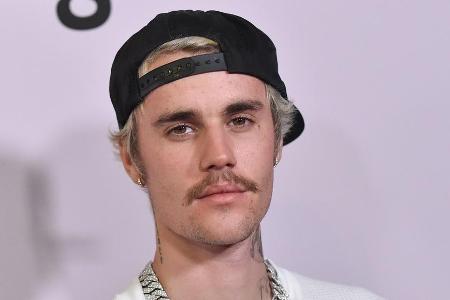 Justin Bieber hat sich abermals am Hals tätowieren lassen. Justin Bieber hat sich abermals am Hals tätowieren lassen.