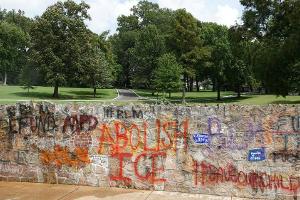 Elvis Presleys Graceland mit "Black Lives Matter"-Graffiti beschmiert