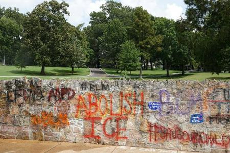 Spuren der Verwüstung: Die mit Protestparolen besprühte Mauer um das Presley-Anwesen Spuren der Verwüstung: Die mit Protestparolen besprühte Mauer um das Presley-Anwesen