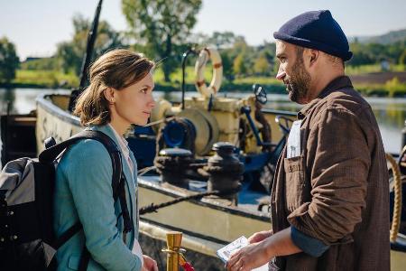 Ein Sommer an der Moldau: Ein Auftrag führt Privatermittlerin Sophie an die Moldau. Während ihrer Arbeit auf einem Flusskreu... Ein Sommer an der Moldau: Ein Auftrag führt Privatermittlerin Sophie an die Moldau. Während ihrer Arbeit auf einem Flusskreu...