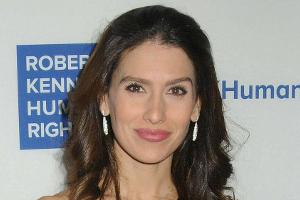Hilaria Baldwin: "Multitasking" beim Stillen