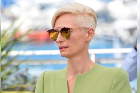 Schauspielerin Tilda Swinton setzt regelmäßig auf ausdrucksstarke Looks mit Schulterpolstern. Schauspielerin Tilda Swinton setzt regelmäßig auf ausdrucksstarke Looks mit Schulterpolstern.