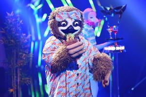 Das Faultier singt und tanzt sich zur "The Masked Singer"-Trophäe