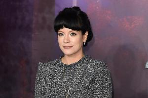 Sängerin Lily Allen gibt ihren Followern Rätsel auf.