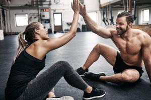 Diese Pärchen-Workouts für zu Hause halten in der Quarantäne fit