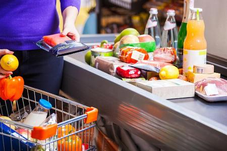 An Supermarktkassen könnte es vor und zwischen den Feiertagen zu langen Schlangen kommen. An Supermarktkassen könnte es vor und zwischen den Feiertagen zu langen Schlangen kommen.