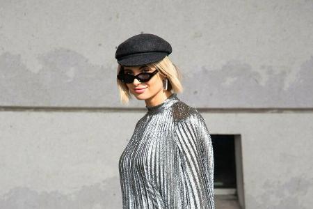Cool und selbstbewusst: Bloggerin Xenia Adonts zeigt sich bei der Paris Fashion Week mit Baker Boy Hat Cool und selbstbewusst: Bloggerin Xenia Adonts zeigt sich bei der Paris Fashion Week mit Baker Boy Hat