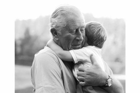 Mit diesem Bild gratuliert Prinz Charles seinem Enkel Louis zum Geburtstag. Mit diesem Bild gratuliert Prinz Charles seinem Enkel Louis zum Geburtstag.