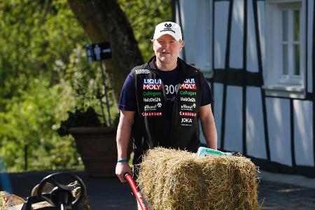 24-Stunden-Challenge: Joey Kelly beim Heuballen-Karren. 24-Stunden-Challenge: Joey Kelly beim Heuballen-Karren.