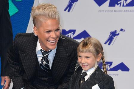 Auch hier im Partnerlook: Pink und Tochter Willow bei den MTV Video Music Awards 2017. Auch hier im Partnerlook: Pink und Tochter Willow bei den MTV Video Music Awards 2017.
