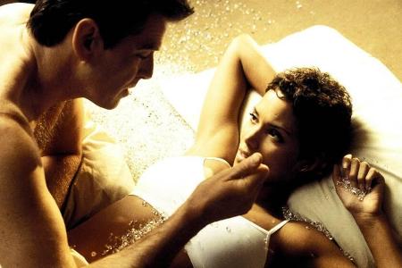 Pierce Brosnan und Halle Berry in Pierce Brosnan und Halle Berry in