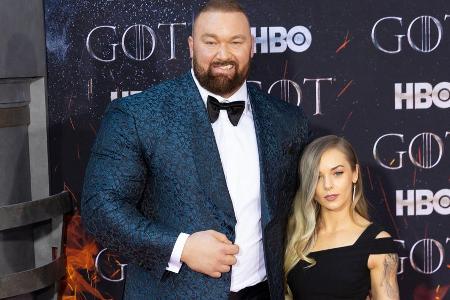 Hafthor Björnsson und seine Frau Kelsey Henson erwarten einen Sohn. Hafthor Björnsson und seine Frau Kelsey Henson erwarten einen Sohn.