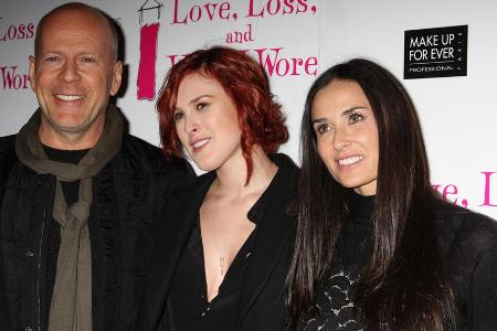 Bruce Willis verbringt die Corona-Isolation unter anderem mit Tochter Rumer und Ex-Frau Demi Moore. Bruce Willis verbringt die Corona-Isolation unter anderem mit Tochter Rumer und Ex-Frau Demi Moore.