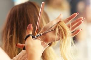 Haareschneiden und Styling in der Corona-Isolation: Die besten Tipps