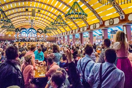 Auf ausgelassenes Feiern in den berühmten Wiesn-Zelten muss in diesem Jahr eventuell verzichtet werden. Auf ausgelassenes Feiern in den berühmten Wiesn-Zelten muss in diesem Jahr eventuell verzichtet werden.