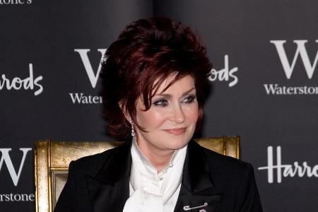 Sharon Osbourne hat sich schon mehrmals unter das Messer gelegt. Sharon Osbourne hat sich schon mehrmals unter das Messer gelegt.