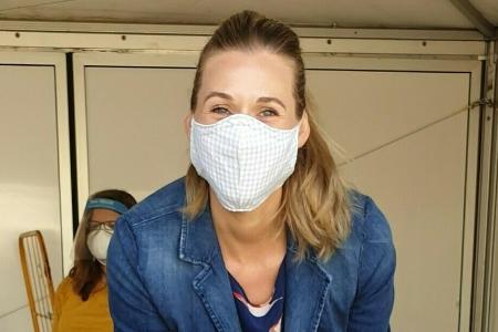 Schauspielerin Andrea Gerhard verteilt Nudeln bei der Hamburger Tafel.