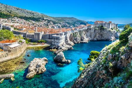 Dubrovnik gilt als eines der beliebtesten Ziele an der kroatischen Adriaküste. Dubrovnik gilt als eines der beliebtesten Ziele an der kroatischen Adriaküste.