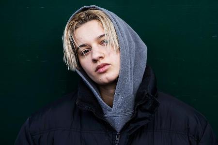 Nicht jeder reagiert positiv auf das Trans-Outing von Rapper Mavi Phoenix Nicht jeder reagiert positiv auf das Trans-Outing von Rapper Mavi Phoenix