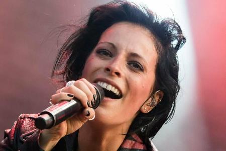 Silbermond-Sängerin Stefanie Kloß macht Musik aus ihrem Kleiderschrank - für Opfer in der Corona-Krise Silbermond-Sängerin Stefanie Kloß macht Musik aus ihrem Kleiderschrank - für Opfer in der Corona-Krise