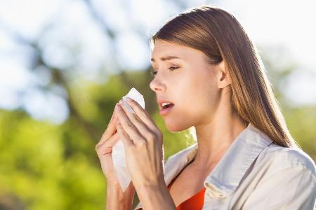 Niesen und Schnupfen sind typische Symptome bei einer Pollenallergie. Niesen und Schnupfen sind typische Symptome bei einer Pollenallergie.