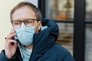 Maske trotz Brille? So vermeiden Sie beschlagene Gläser