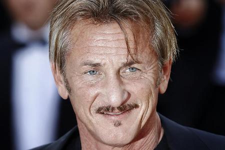 Sean Penn lässt freiwillige Helfer seiner Organisation CORE Corona-Tests durchführen. Sean Penn lässt freiwillige Helfer seiner Organisation CORE Corona-Tests durchführen.