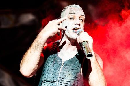 Rammstein während eines Auftritts in Moskau.