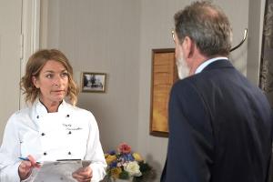 "Rote Rosen": Carla ist verunsichert, als Gunter vermutet, dass Gregor womöglich geschäftlich etwas mauschelt
