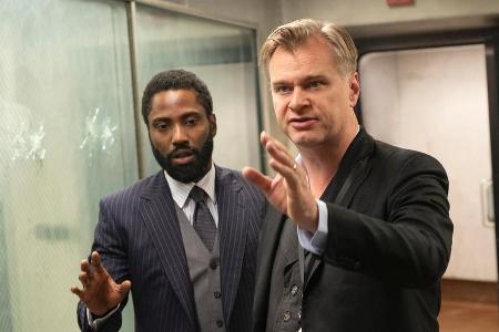 Hauptdarsteller John David Washington (l.) mit Regisseur Christopher Nolan bei den Dreharbeiten zu Hauptdarsteller John David Washington (l.) mit Regisseur Christopher Nolan bei den Dreharbeiten zu