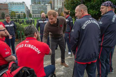 Prinz Harry (m.) mit Sportlern, die an den Invictus Games teilnehmen möchten, im vergangenen Jahr Prinz Harry (m.) mit Sportlern, die an den Invictus Games teilnehmen möchten, im vergangenen Jahr
