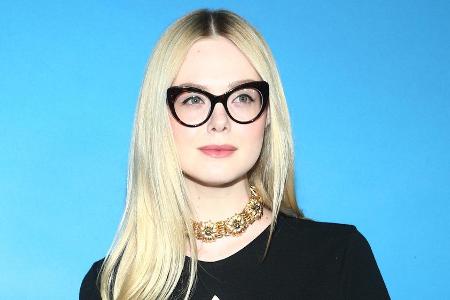 Sie hat ihr Brillenmodell auf das Augen-Make-up abgestimmt: Elle Fanning. Sie hat ihr Brillenmodell auf das Augen-Make-up abgestimmt: Elle Fanning.