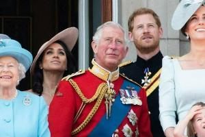 Prinz Charles (v.) mit Queen Elizabeth II. (l.), Prinz Harry, Herzogin Meghan (beide im Hintergrund) und weiteren Mitglieder...
