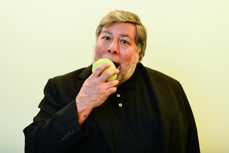 Apple-Mitgründer Steve Wozniak mit einem symbolischen Apfel Apple-Mitgründer Steve Wozniak mit einem symbolischen Apfel