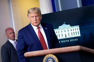 Sicherheitsdienst holt Donald Trump aus der Pressekonferenz