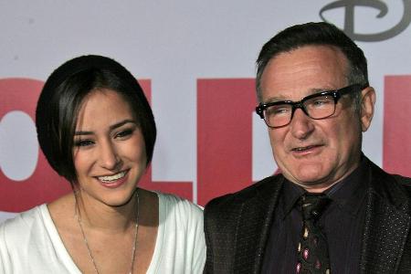 Zelda Williams mit ihrem Vater, Robin Williams, bei einer Filmpremiere im Jahr 2009. Zelda Williams mit ihrem Vater, Robin Williams, bei einer Filmpremiere im Jahr 2009.