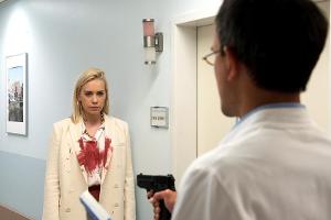 "Rote Rosen": Amelie wird erneut von Carsten Witte mit der Pistole bedroht