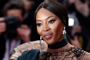 Naomi Campbell geht mit "modischem Desinfektionsmittel" auf Reisen
