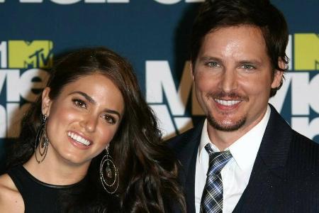 Nikki Reed und Peter Facinelli haben sich virtuell zusammengetan. Nikki Reed und Peter Facinelli haben sich virtuell zusammengetan.
