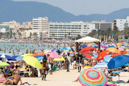 Der Strand an der Playa de Palma auf Mallorca ist trotz der Corona-Pandemie gut besucht. Der Strand an der Playa de Palma auf Mallorca ist trotz der Corona-Pandemie gut besucht.