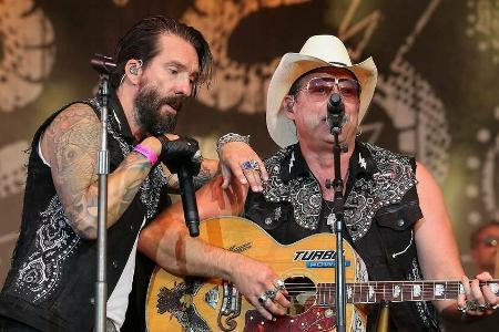 The BossHoss müssen sich weiter auf ihr Bühnen-Comeback gedulden The BossHoss müssen sich weiter auf ihr Bühnen-Comeback gedulden