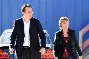 "Kommissarin Lucas: Die Unsichtbaren": Staatsanwalt Walch (Steven Scharf) erklärt Ellen Lucas (Ulrike Kriener) die Schwierig...