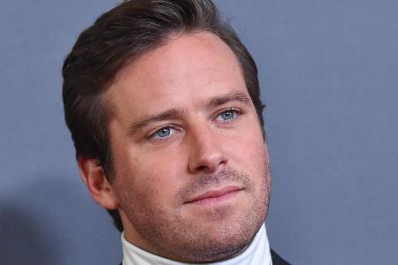Armie Hammer baut derzeit stark auf einen Freund Armie Hammer baut derzeit stark auf einen Freund