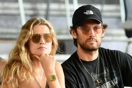 Toni Garrn und Alex Pettyfer sind seit Dezember 2019 verlobt. Toni Garrn und Alex Pettyfer sind seit Dezember 2019 verlobt.