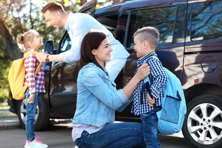 In Zeiten der Corona-Pandemie sollten Eltern - wenn möglich - ihre Kinder zur Schule fahren. In Zeiten der Corona-Pandemie sollten Eltern - wenn möglich - ihre Kinder zur Schule fahren.