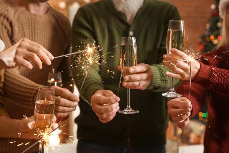 Silvester kann auch im kleinen Kreis der Familie ein schönes Fest sein. Silvester kann auch im kleinen Kreis der Familie ein schönes Fest sein.