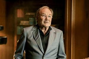 Klaus Maria Brandauer als Strafverteidiger Konrad Biegler in "Ferdinand von Schirach: Feinde"