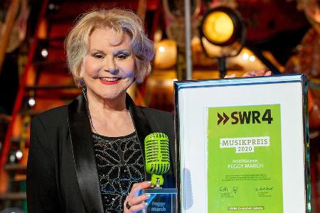 Peggy March mit ihrer SWR-Auszeichnung Peggy March mit ihrer SWR-Auszeichnung