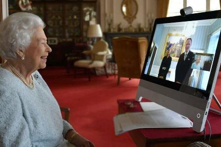 Queen Elizabeth II. begrüßt virtuell Gäste im Buckingham Palace Queen Elizabeth II. begrüßt virtuell Gäste im Buckingham Palace