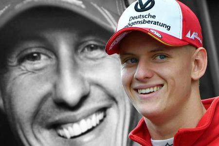 Mick Schumacher (r.) fährt ab 2021 in der Formel 1 und tritt in die Fußstapfen seines Vaters Michael Schumacher (l.) Mick Schumacher (r.) fährt ab 2021 in der Formel 1 und tritt in die Fußstapfen seines Vaters Michael Schumacher (l.)